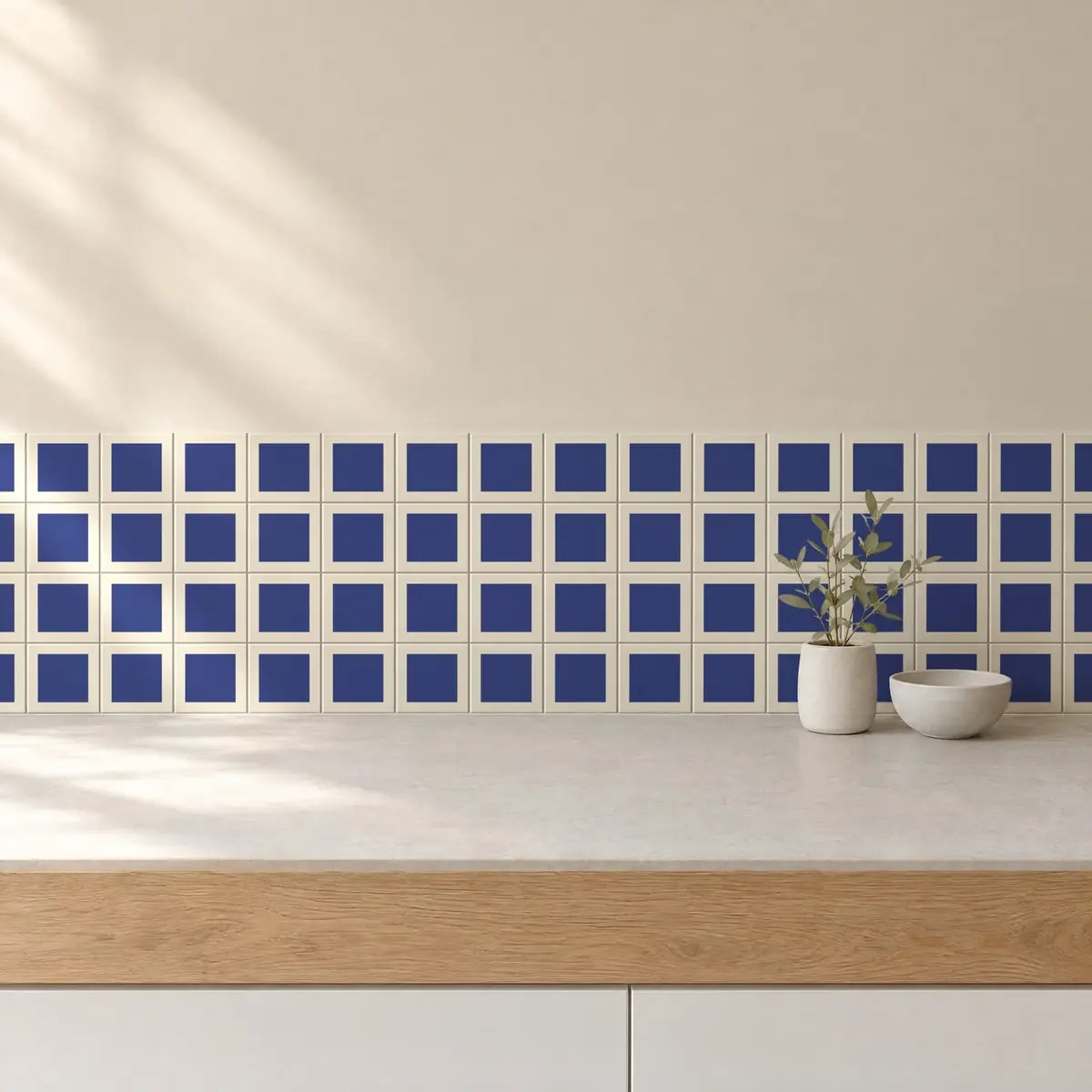 Cocina con Azulejo Square Crema Mate 10x10 Azul Oscuro de frente de encimera