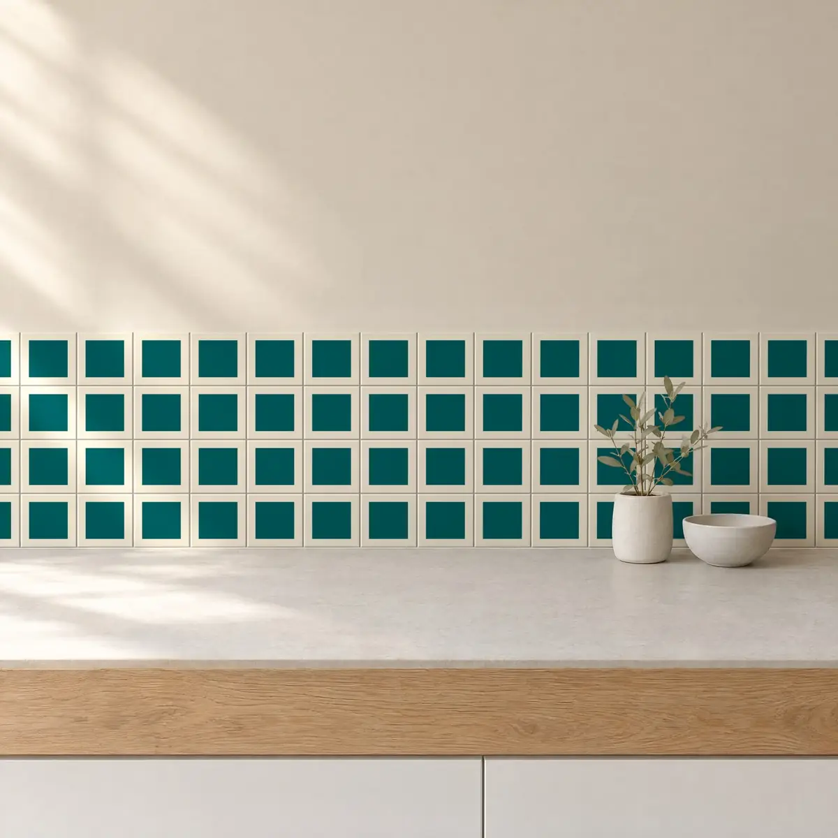 Cocina con Azulejo Square Crema Brillo 10x10 Azul Turquesa de frente de encimera