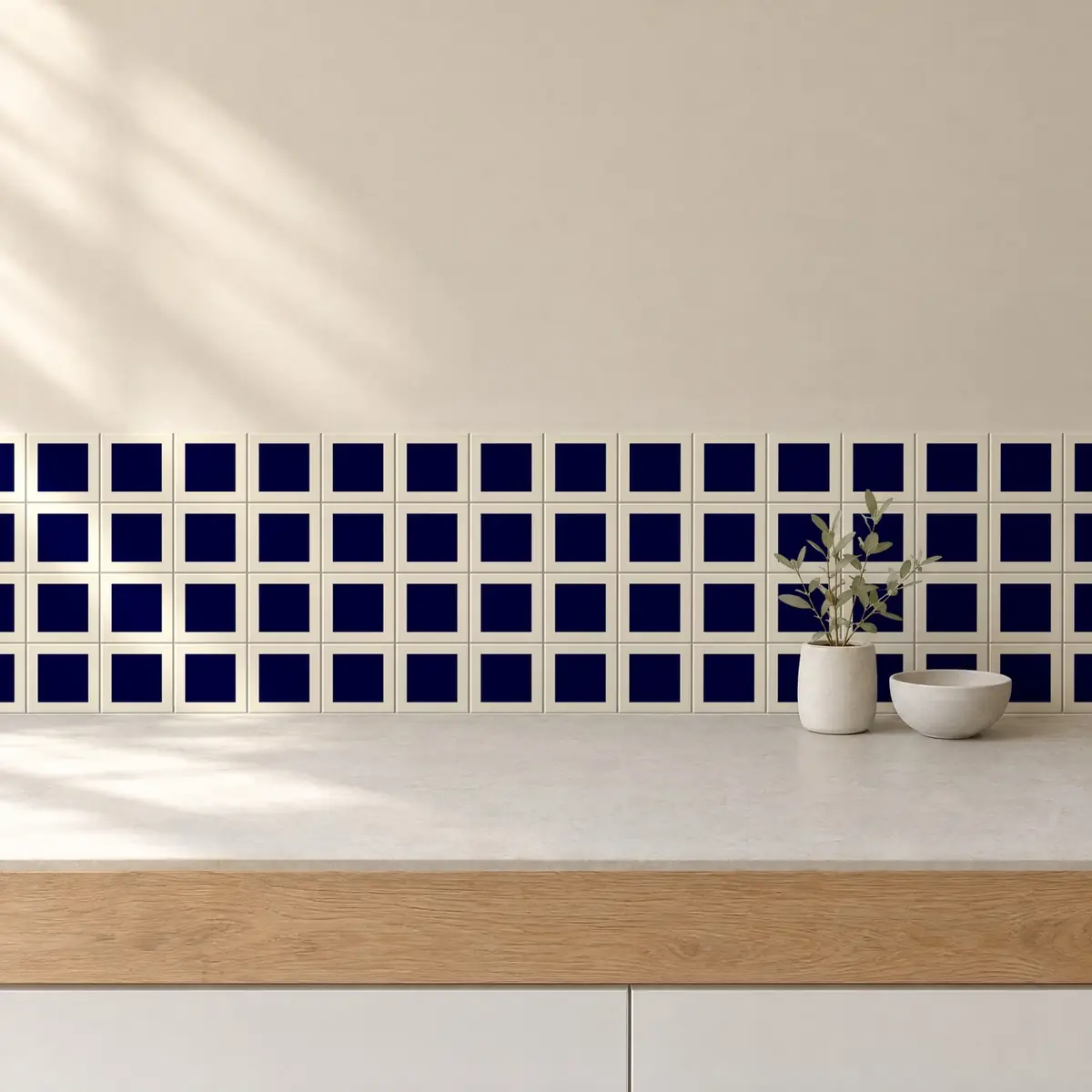 Cocina con Azulejo Square Crema Brillo 10x10 Azul Victoriano de frente de encimera