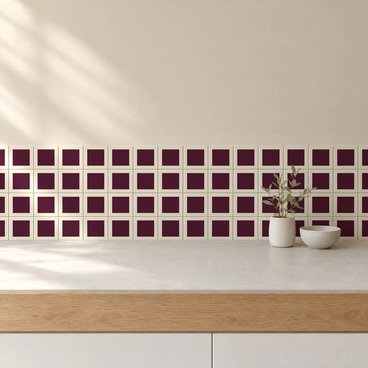 Cocina con Azulejo Square Crema Mate 10x10 Berenjena de frente de encimera