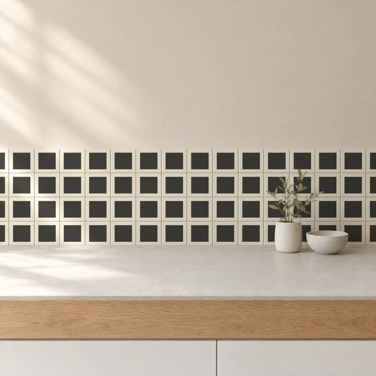 Cocina con Azulejo Square Crema Brillo 10x10 Gris Grafito de frente de encimera