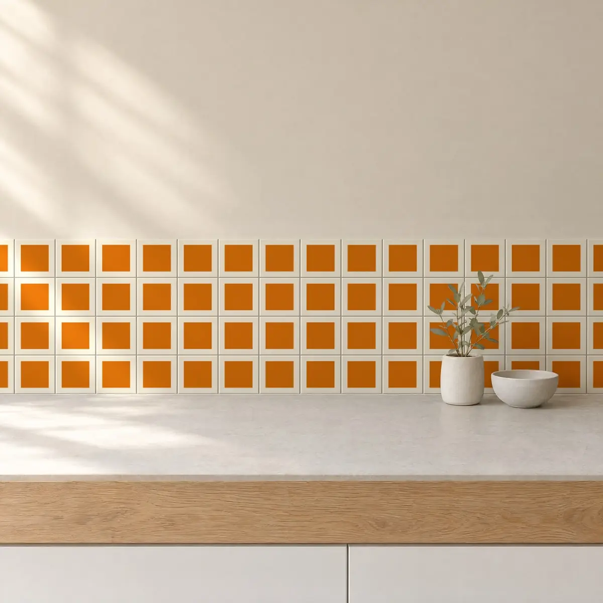 Cocina con Azulejo Square Crema Brillo 10x10 Naranja de frente de encimera