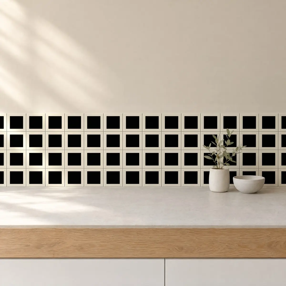 Cocina con Azulejo Square Crema Brillo 10x10 Negro de frente de encimera