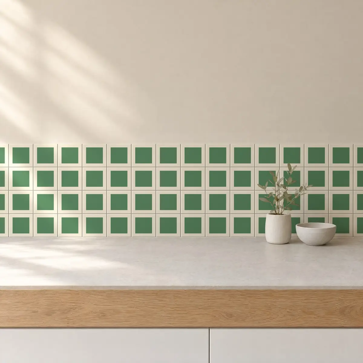 Cocina con Azulejo Square Crema Brillo 10x10 Verde Eucalipto de frente de encimera