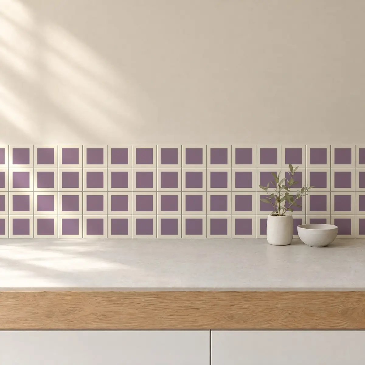 Cocina con Azulejo Square Crema Brillo 10x10 Violeta de frente de encimera